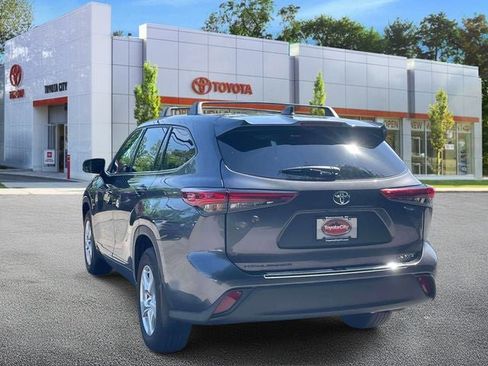 Used 2022 Toyota Highlander LE AWD/4WD image 8