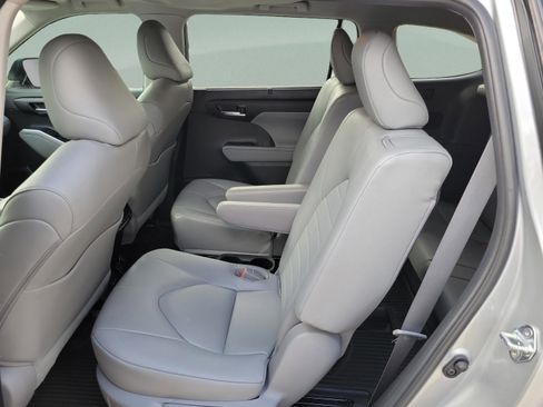 Used 2023 Toyota Highlander XLE FWD image 11