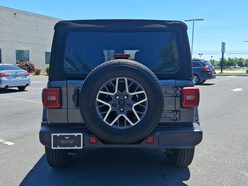 Used 2024 Jeep Wrangler Unlimited Sahara w/ Technology Group AWD/4WD image 15