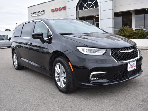 New 2026 Chrysler Pacifica Select image 3