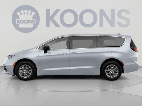 Used 2024 Chrysler Pacifica Touring-L FWD image 2
