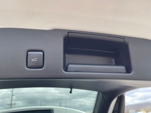 Used 2022 Ford Escape SE w/ SE Sport Appearance Package image 30