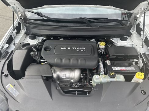 Used 2019 Jeep Cherokee Latitude w/ Cold Weather Group FWD image 36