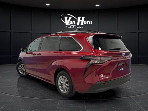 Used 2025 Toyota Sienna LE AWD/4WD image 5