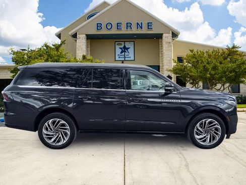 Used 2025 Lincoln Navigator L Reserve AWD/4WD image 8