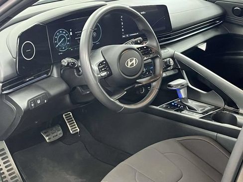 Certified 2025 Hyundai Elantra SEL FWD image 12