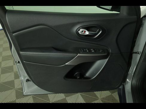 Used 2022 Jeep Cherokee Latitude Lux AWD/4WD image 23