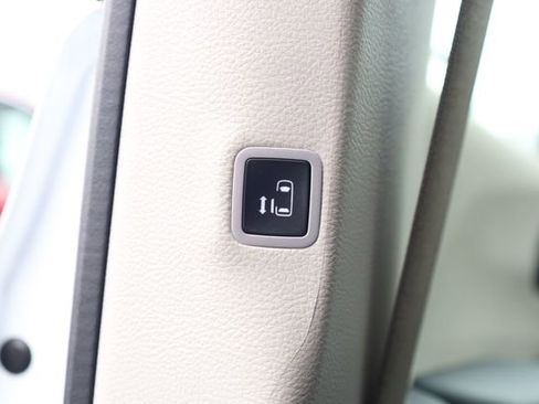 Used 2024 Chrysler Pacifica Touring-L image 23