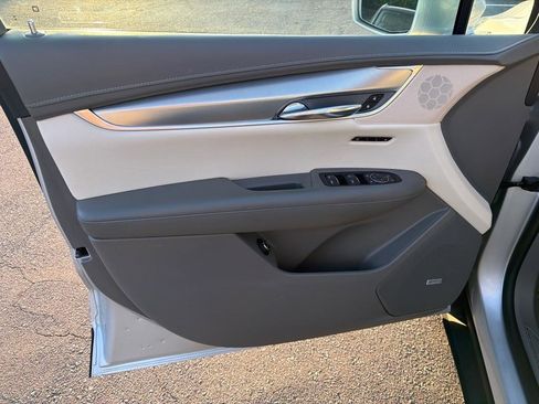 Used 2017 Cadillac XT5 Luxury w/ Driver Awareness Package FWD image 12