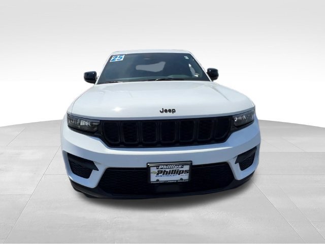Used 2025 Jeep Grand Cherokee Altitude AWD/4WD image 8