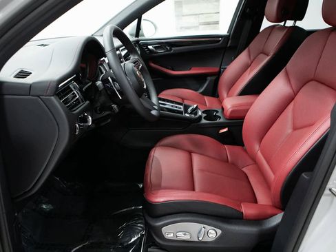 Certified 2025 Porsche Macan image 16