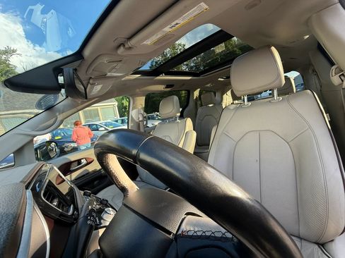 Used 2020 Chrysler Pacifica Limited FWD image 14