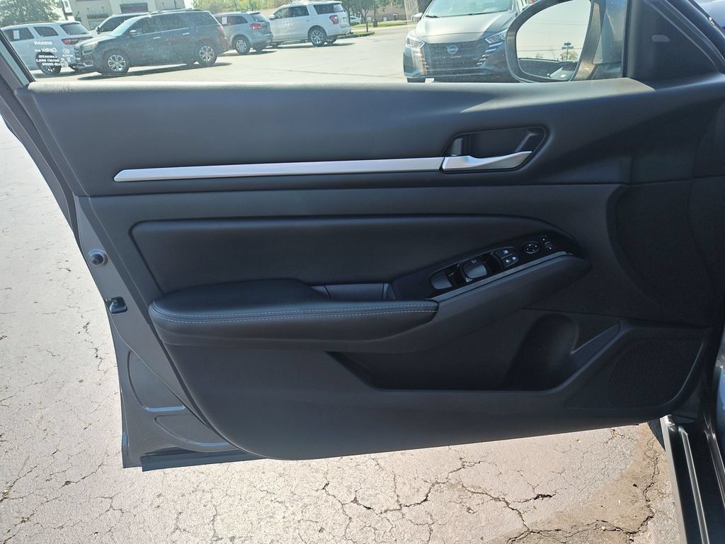 Used 2023 Nissan Altima 2.5 SV FWD image 12