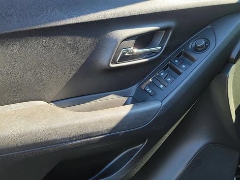 Used 2020 Chevrolet Trax LT w/ LT Convenience Package FWD image 11