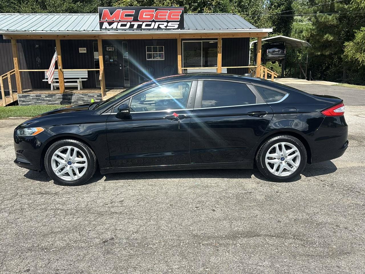 Used 2016 Ford Fusion SE FWD image 2