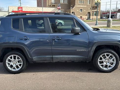 Used 2022 Jeep Renegade Latitude w/ Convenience Group AWD/4WD image 4