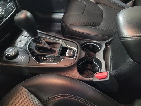 Used 2019 Jeep Cherokee Limited image 26