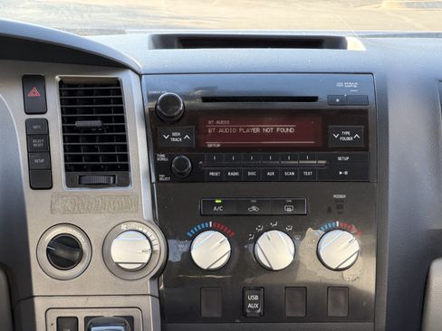 Used 2010 Toyota Tundra 4x4 CrewMax image 16