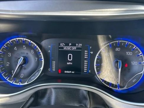Used 2019 Chrysler Pacifica Touring Plus w/ S Appearance Package FWD image 10