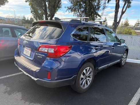 Used 2017 Subaru Outback 3.6R Touring image 3