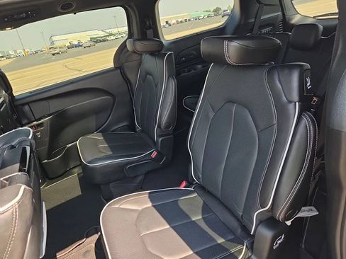 Used 2023 Chrysler Pacifica Limited w/ Uconnect Theater Family Group AWD/4WD image 9