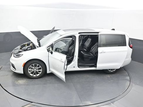 Used 2026 Chrysler Pacifica Limited FWD image 74