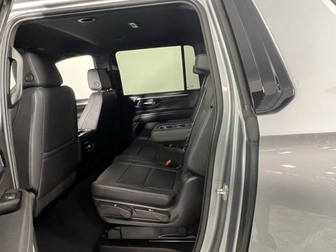 Used 2025 Chevrolet Suburban Z71 image 26