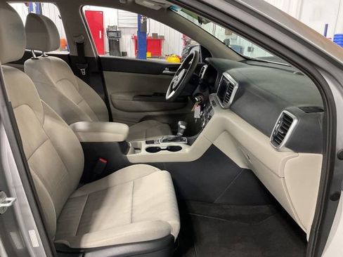 Used 2022 Kia Sportage LX image 9