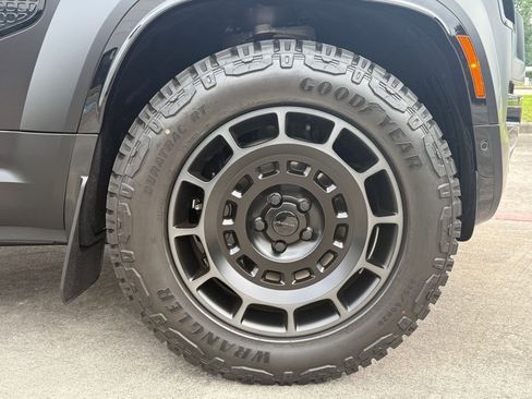 New 2026 Land Rover Defender 110 OCTA AWD/4WD image 11