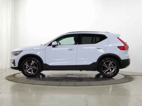 Certified 2025 Volvo XC40 B5 Core image 4