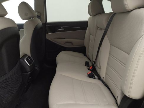 Used 2019 Kia Sorento FWD image 18