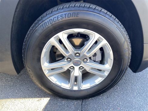 Used 2024 GMC Terrain SLE w/ Driver Convenience Package image 9