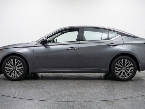 Used 2025 Nissan Altima 2.5 SV FWD image 5