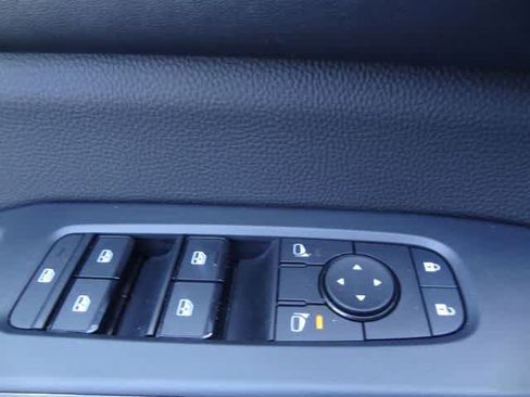 Used 2025 Nissan Pathfinder SV FWD image 18