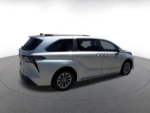 Used 2025 Toyota Sienna XLE FWD image 5