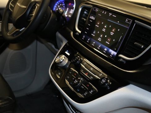 Used 2023 Chrysler Pacifica Touring-L image 60