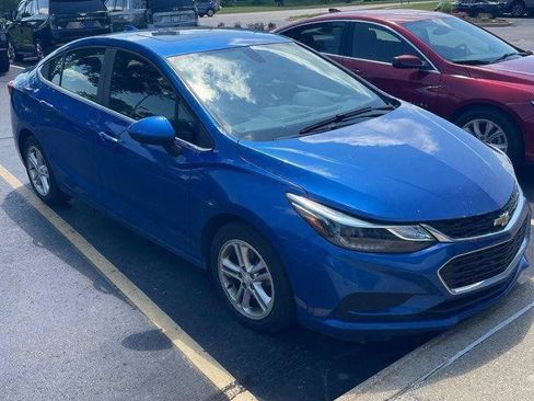 Used 2018 Chevrolet Cruze LT w/ Sun And Sound Package FWD image 4