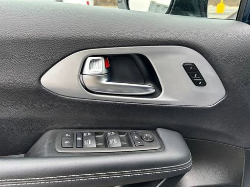 Used 2025 Chrysler Pacifica Limited FWD image 22