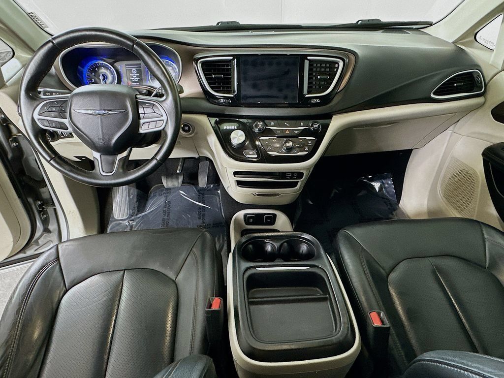 Used 2018 Chrysler Pacifica Touring-L w/ Premium Audio Group FWD image 19