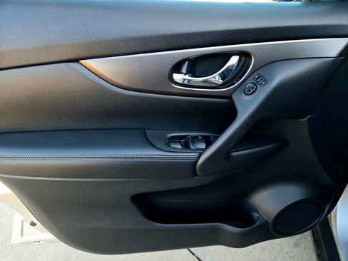 Used 2016 Nissan Rogue SV w/ SV Premium Package image 31