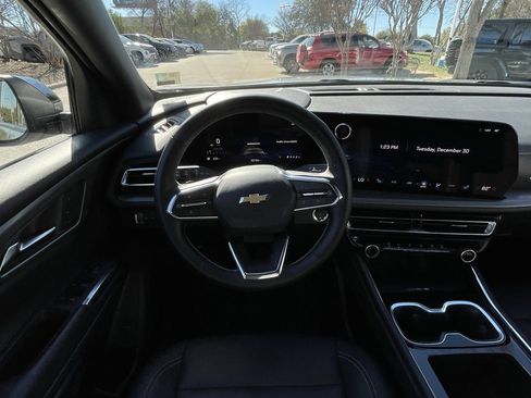 Used 2025 Chevrolet Traverse LT image 11