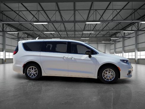 New 2026 Chrysler Pacifica Select image 5