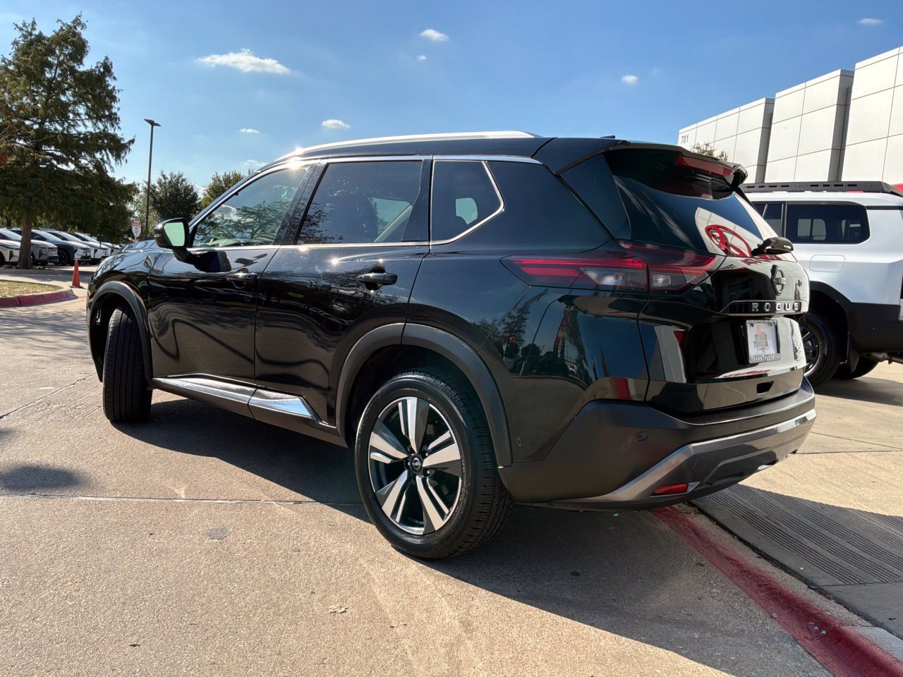 Used 2023 Nissan Rogue SL w/ SL Premium Package FWD image 8