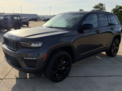 Used 2023 Jeep Grand Cherokee Limited w/ Black Appearance Package AWD/4WD image 2