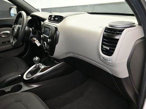 Used 2017 Kia Soul + image 40