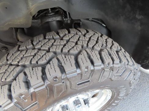 Used 2005 Chevrolet Silverado 2500 LT w/ Heavy-Duty Power Package image 12