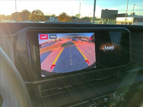 Used 2025 Jeep Wrangler Unlimited Rubicon w/ Technology Group image 21