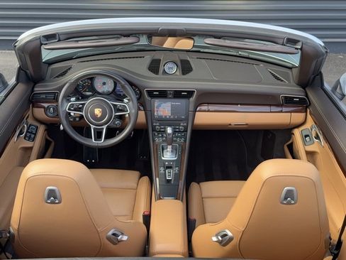 Certified 2018 Porsche 911 Carrera 4S image 15