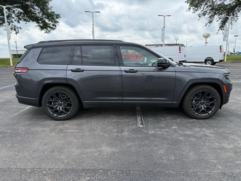 Used 2024 Jeep Grand Cherokee L Summit w/ Advanced Protech Group IV AWD/4WD image 4