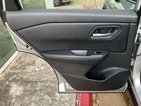 Used 2025 Nissan Rogue SV image 18